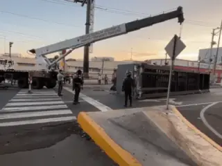 Vuelco de patana en la avenida John F. Kennedy genera congestión