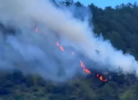 Incendio forestal en Constanza y La Vega tras impacto de rayo