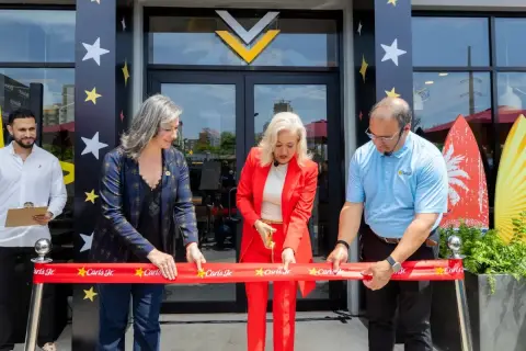 Carl’s Jr. inicia operaciones en la plaza comercial Galería 360