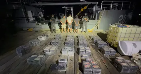 Detienen a tres extranjeros con 595 paquetes de presunta cocaína en Baní