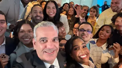 Presidente Abinader otorga 300 becas a jóvenes dominicanos en Nueva York