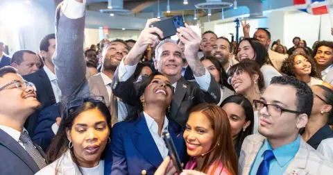 Presidente Abinader anuncia 300 becas para jóvenes dominicanos en Nueva York