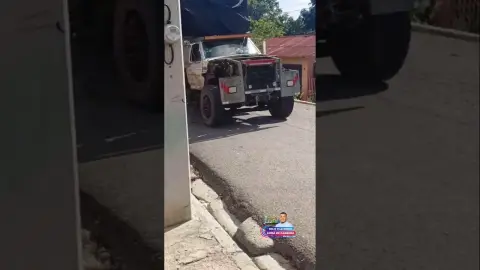 Comunitario denuncia camión sobrecargado en Loma de Cabrera: la carga estaría tumbando cables eléctricos